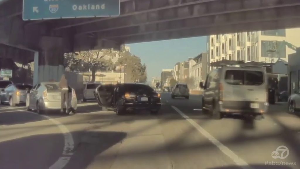 Σοκαριστικό βίντεο! Κλέφτες σπάνε το τζάμι αυτοκινήτου μέσα στην κίνηση και κλέβουν τσάντα με εξοπλισμό 6.000 ευρώ!