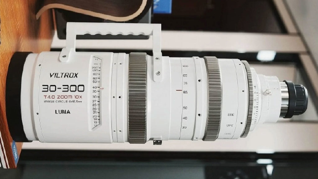 Η Viltrox παρουσιάζει τον τεράστιο κινηματογραφικό φακό 30-300mm T4